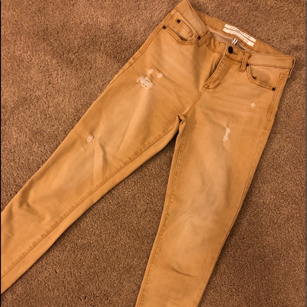 Distressed skinny jeans